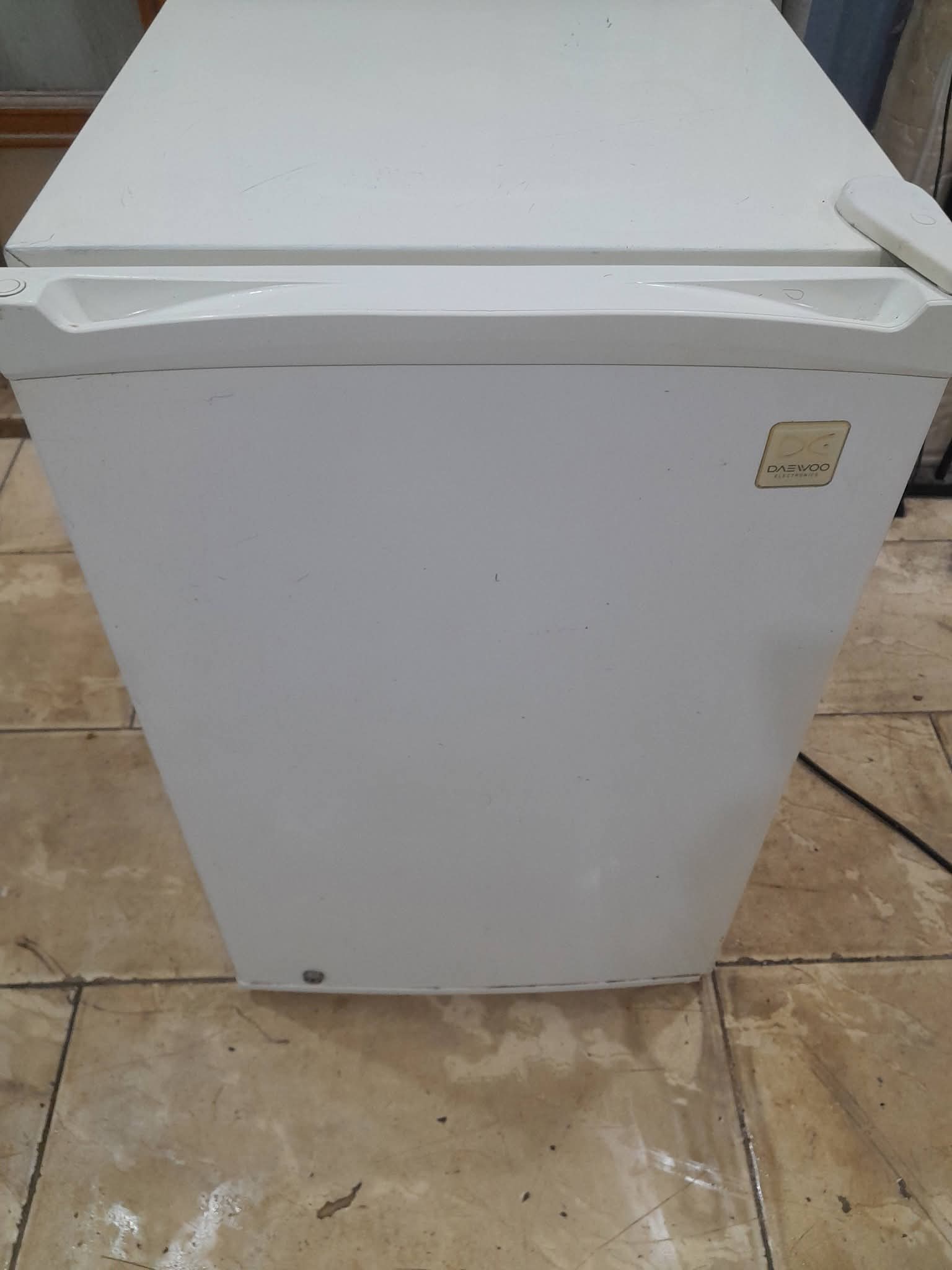 ثلاجه مكتب بحاله ممتازه