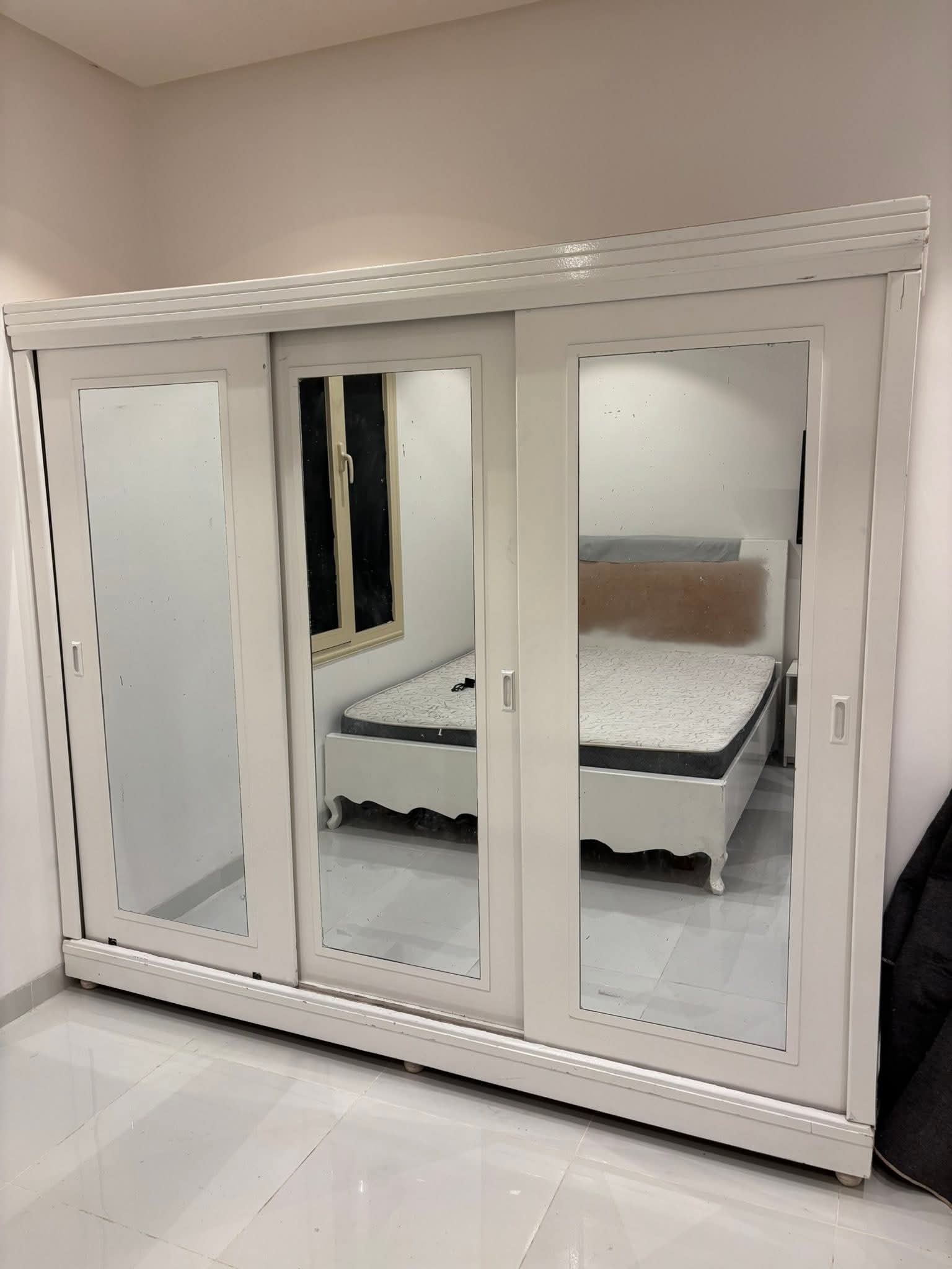 دولاب بحاله ممتازه ونظيف 3 باب جرار  240 * 200