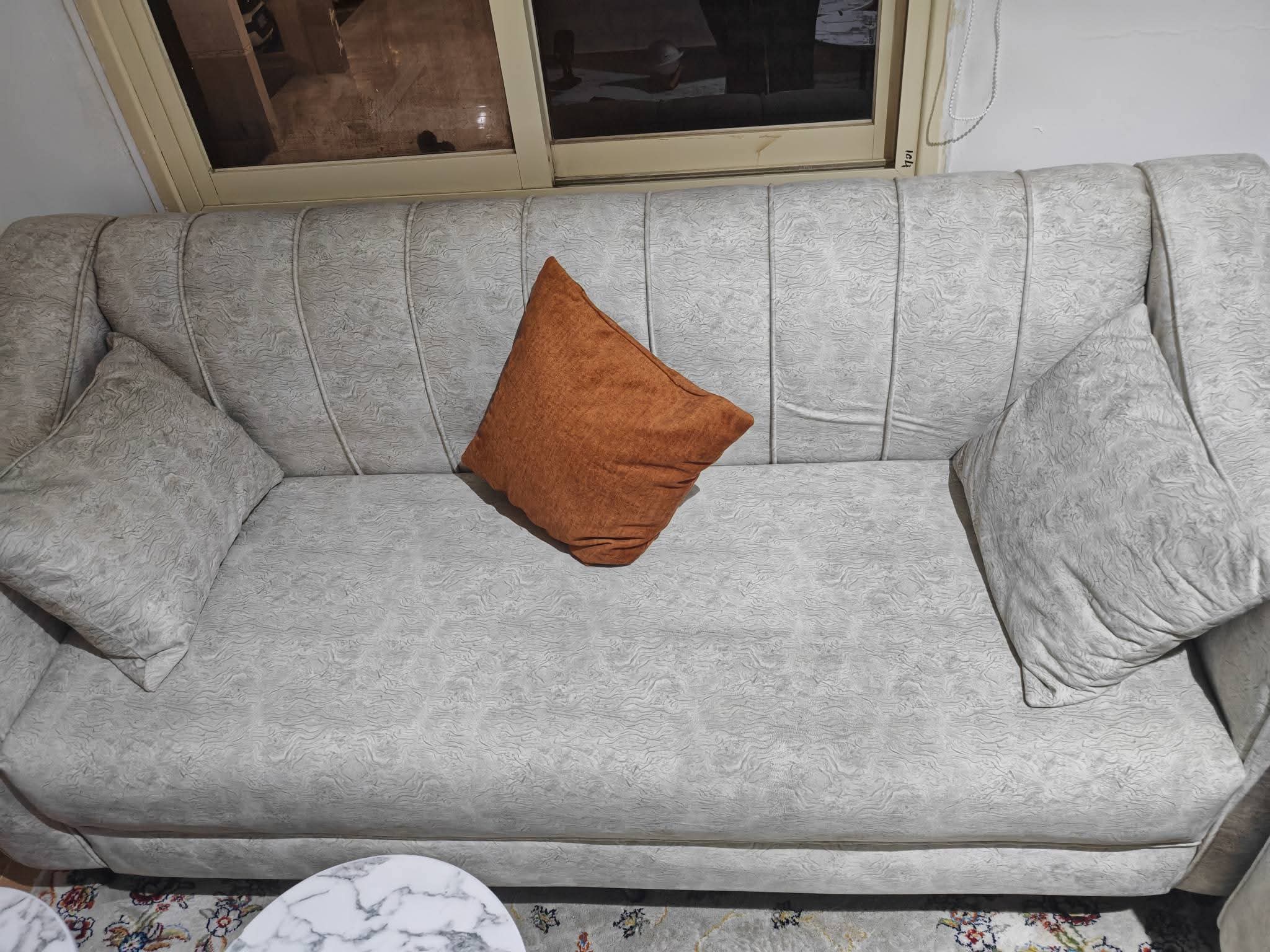 للبيع، الكنب ٣ مقاعد