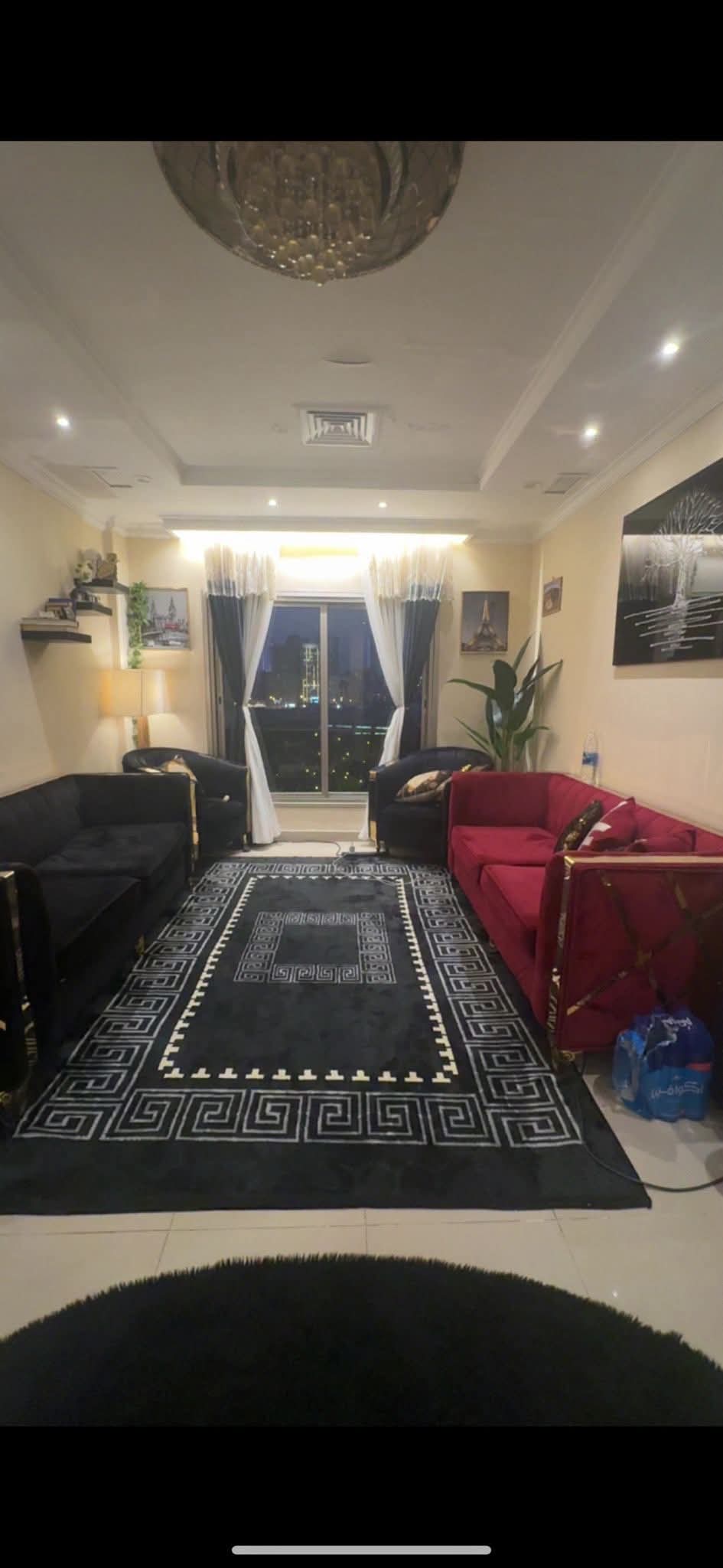 طقم كنب عبارة عن ٢ ثلاثية