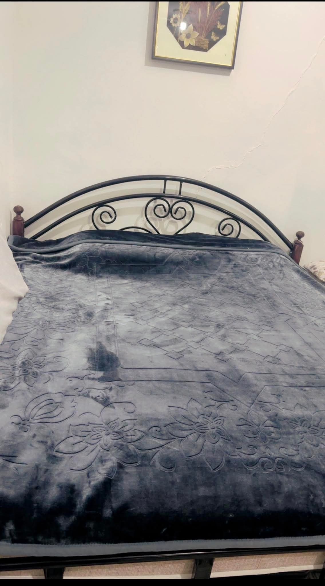 سرير للبيع مع مرتبة