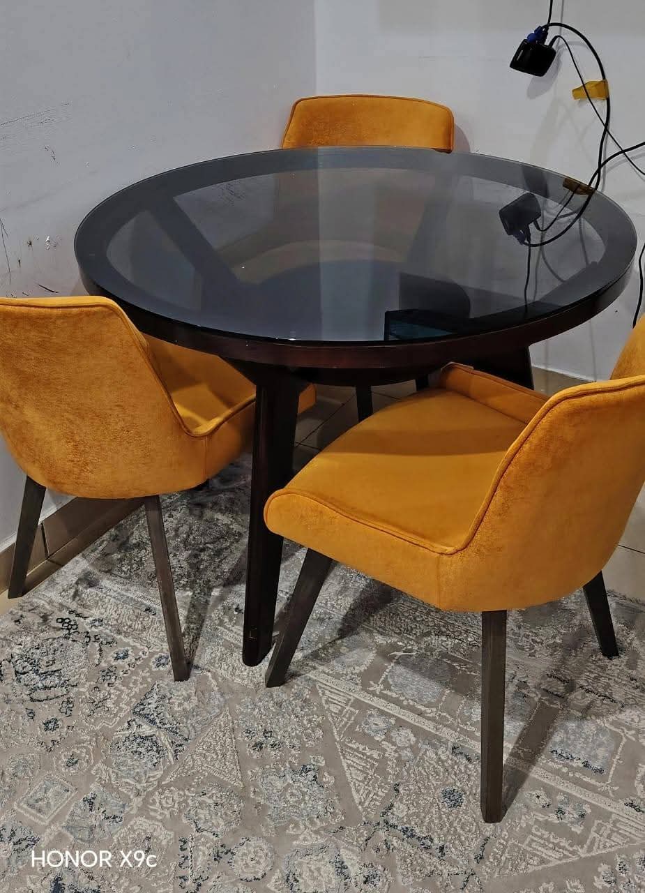 طاوله طعام دائريه  للبيع من الزجاج و ثلاث كراسي