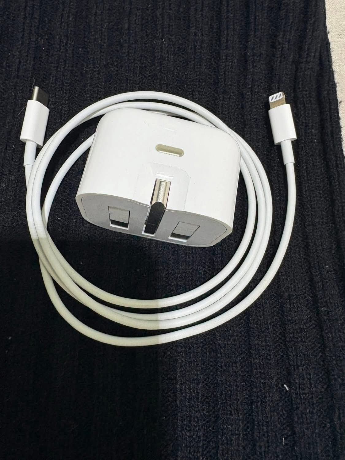 للبيع شاحن ايفون 11/12/13/14 بحاله الجديد 20 وات