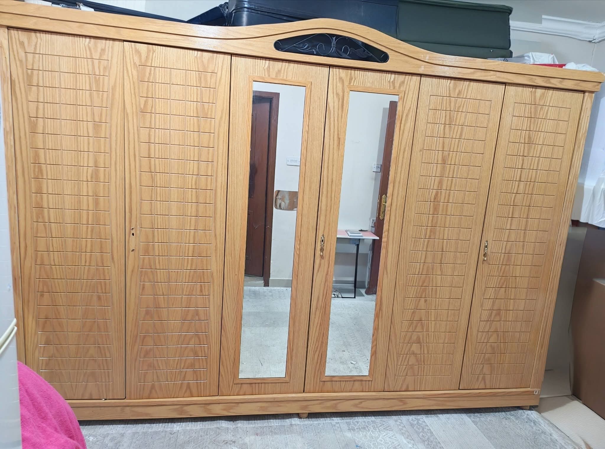 دولاب مع تسريحة للبيع