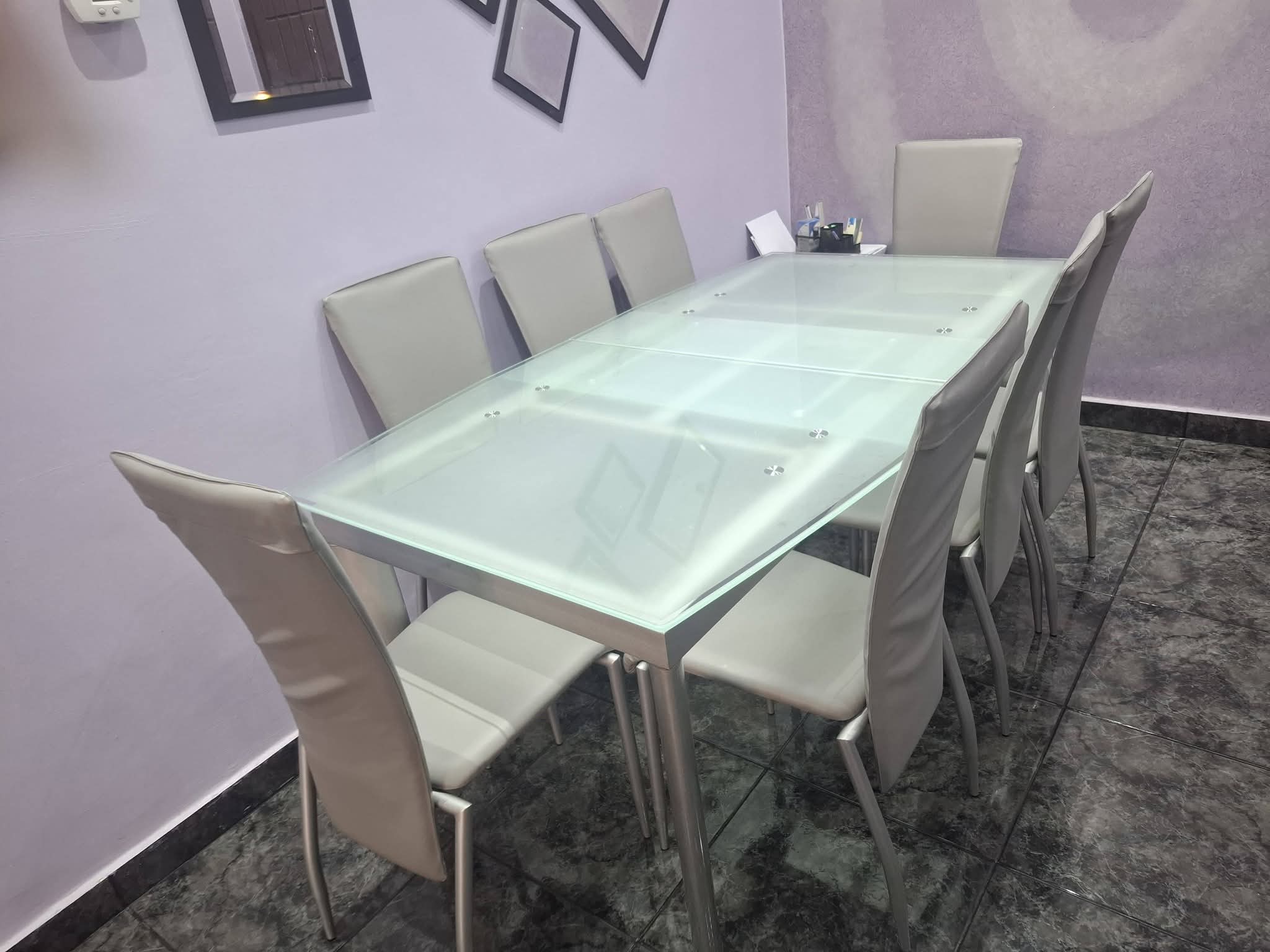 طاولة بلور نظيفة و ٨ كراسي منجد حديثا - بيع في أخرى