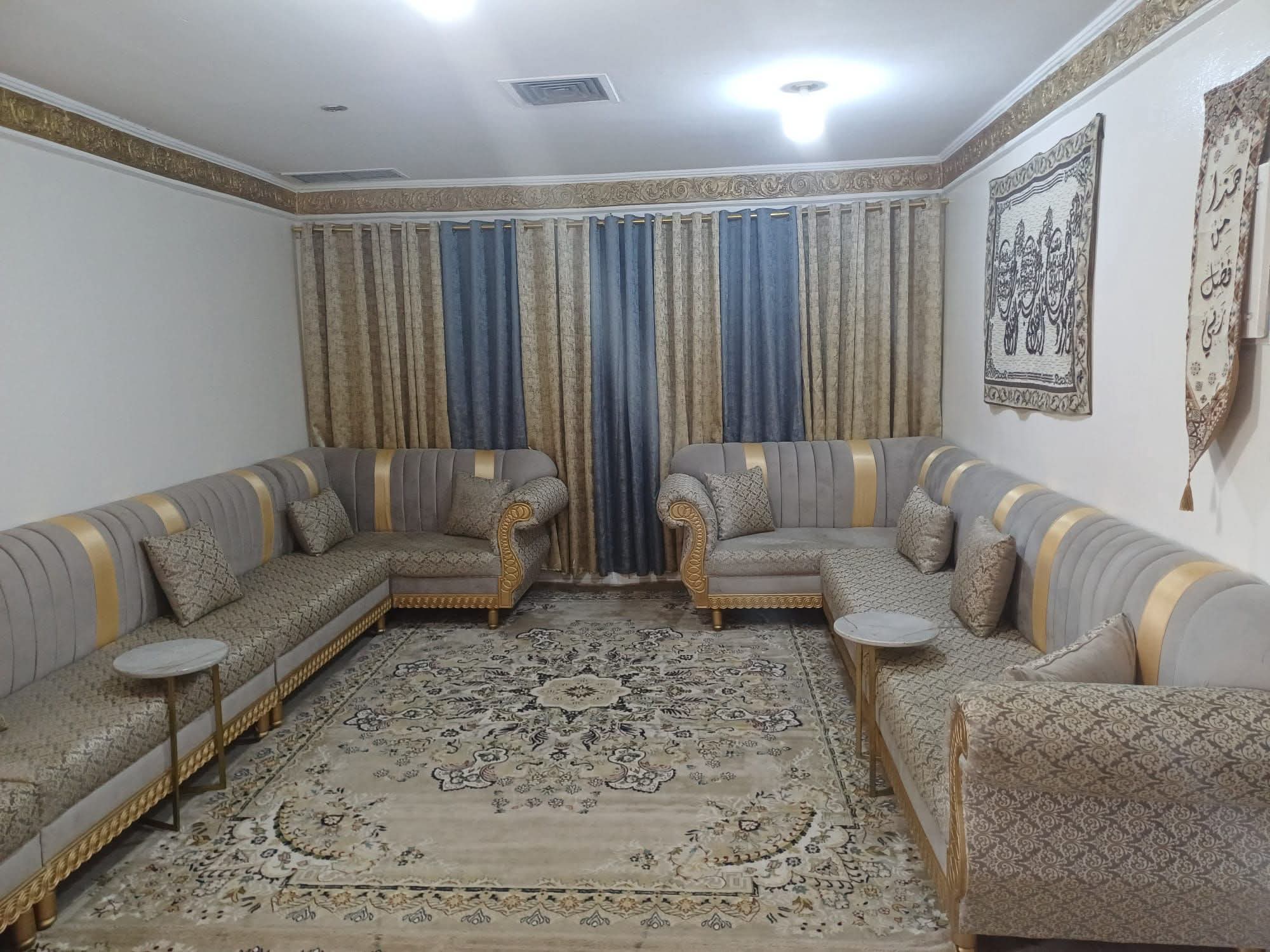 للبيع طقم كنب تفصال خاص  مقاس ٧متر ب ٤ متر العرض