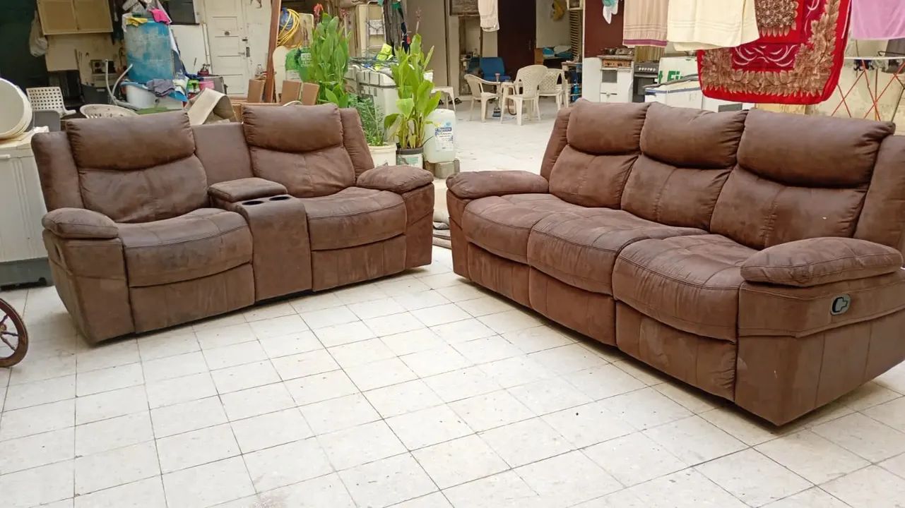للبيع ٢ كنبة جلد شمواه حالتهم جيدة