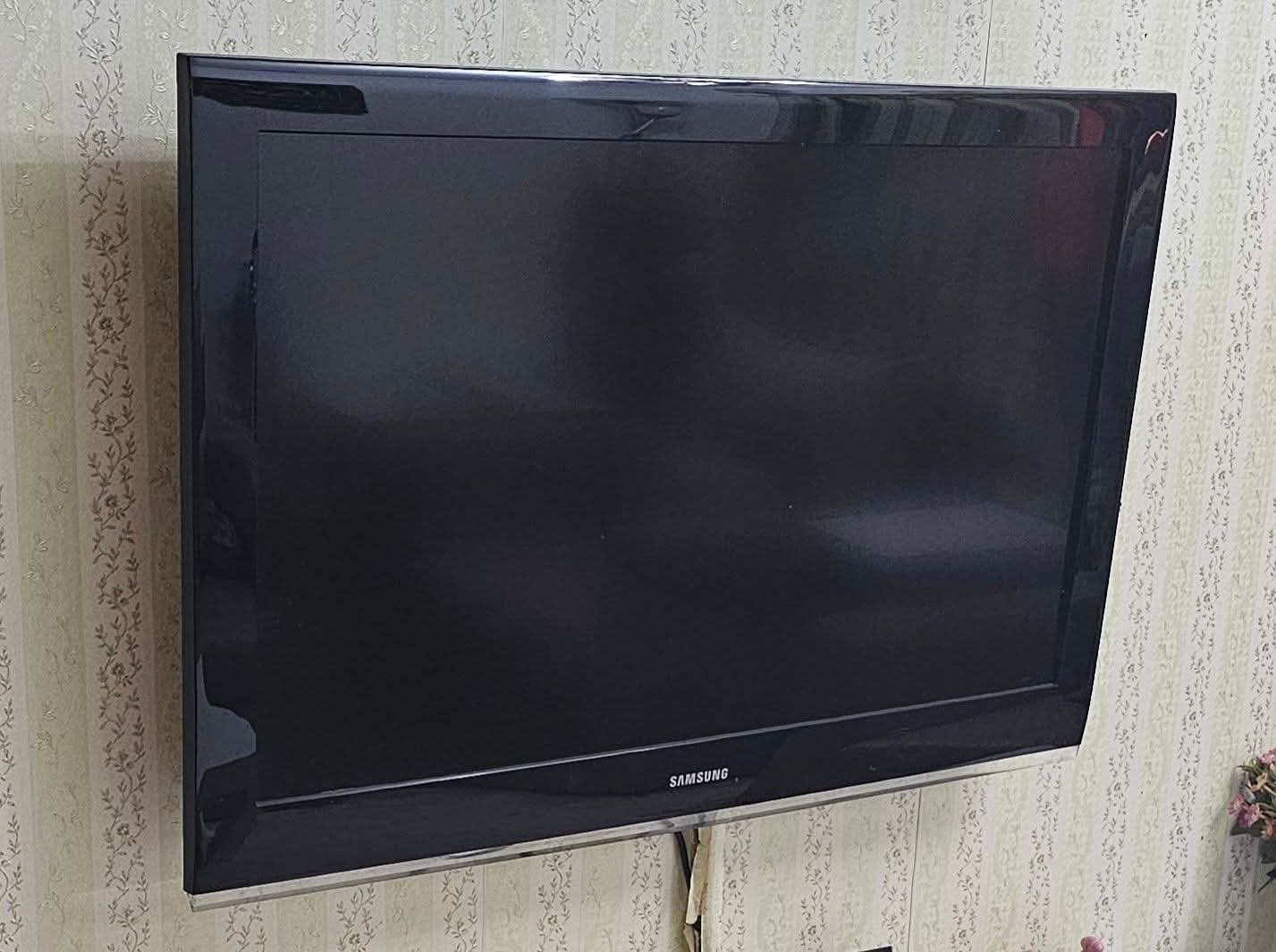 سامسونج 40 بوصة LCD مع ريموت حالة جيد