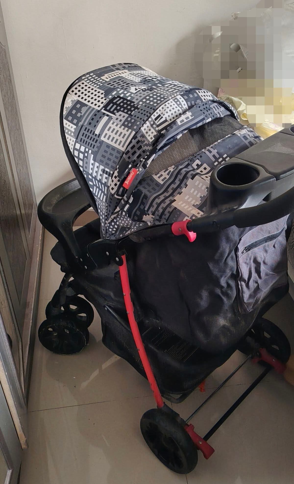 عربة أطفال ماركة Juniors بحالة ممتازة